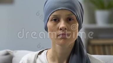 患有癌症的苍白妇女肖像，求助，社会保护